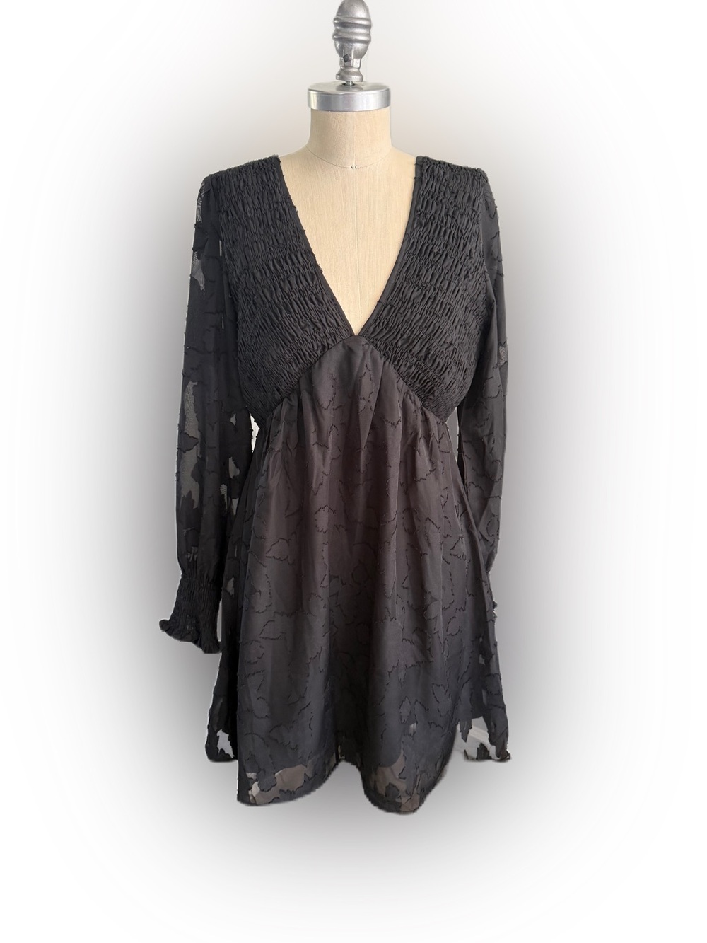 BNWT Cupshe Long Sleeve Black Line V-Neck Dress. Size Medium